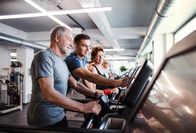 Trainer unterstützt Teilnehmer auf dem Laufband