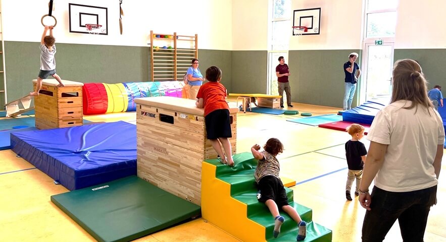 Kinder in der Turnhalle beim Turnkurs